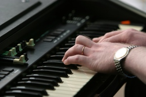 earn to play electronic keyboards and piano in Denver music school.